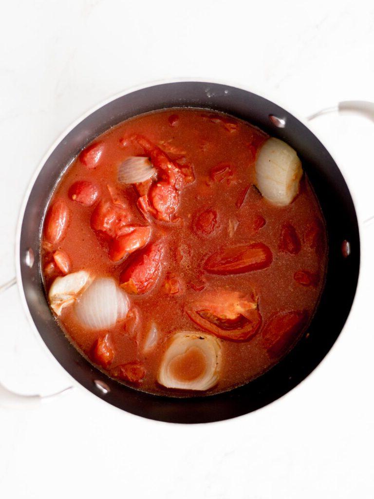 Zuppa Cremosa di Pomodori Arrostiti e Basilico 6 Tutti gli ingredienti della zuppa di pomodoro e basilico arrosto aggiunti nella pentola