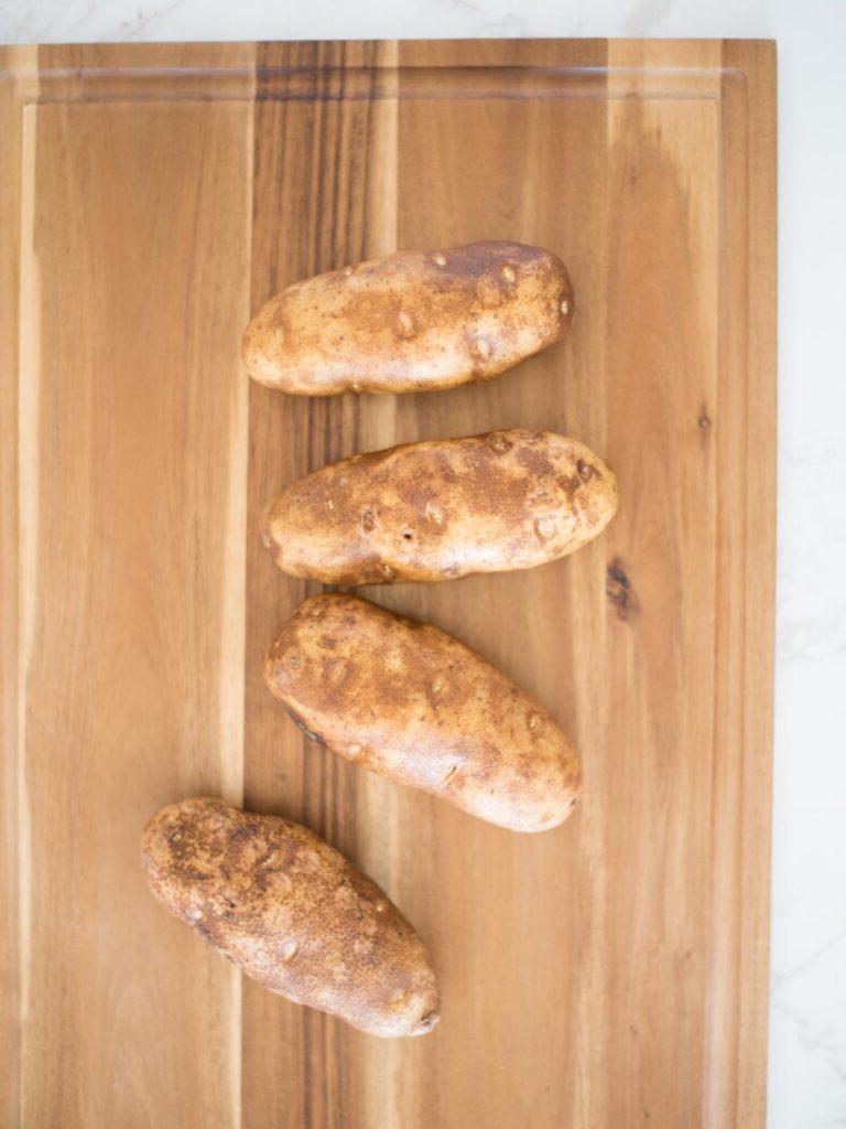 Patate Hasselback all'Aglio 6 patate russet lavate su tagliere