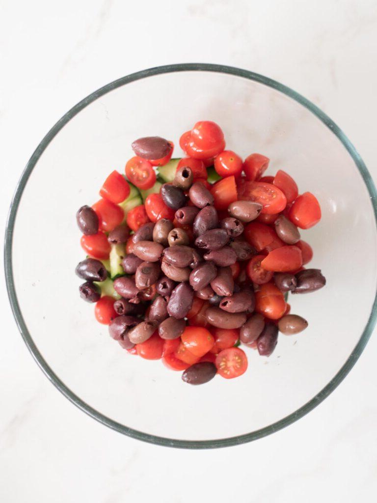 Insalata di Tortellini Fredda Greca 6 Olive Kalamata aggiunte alla ciotola di miscelazione