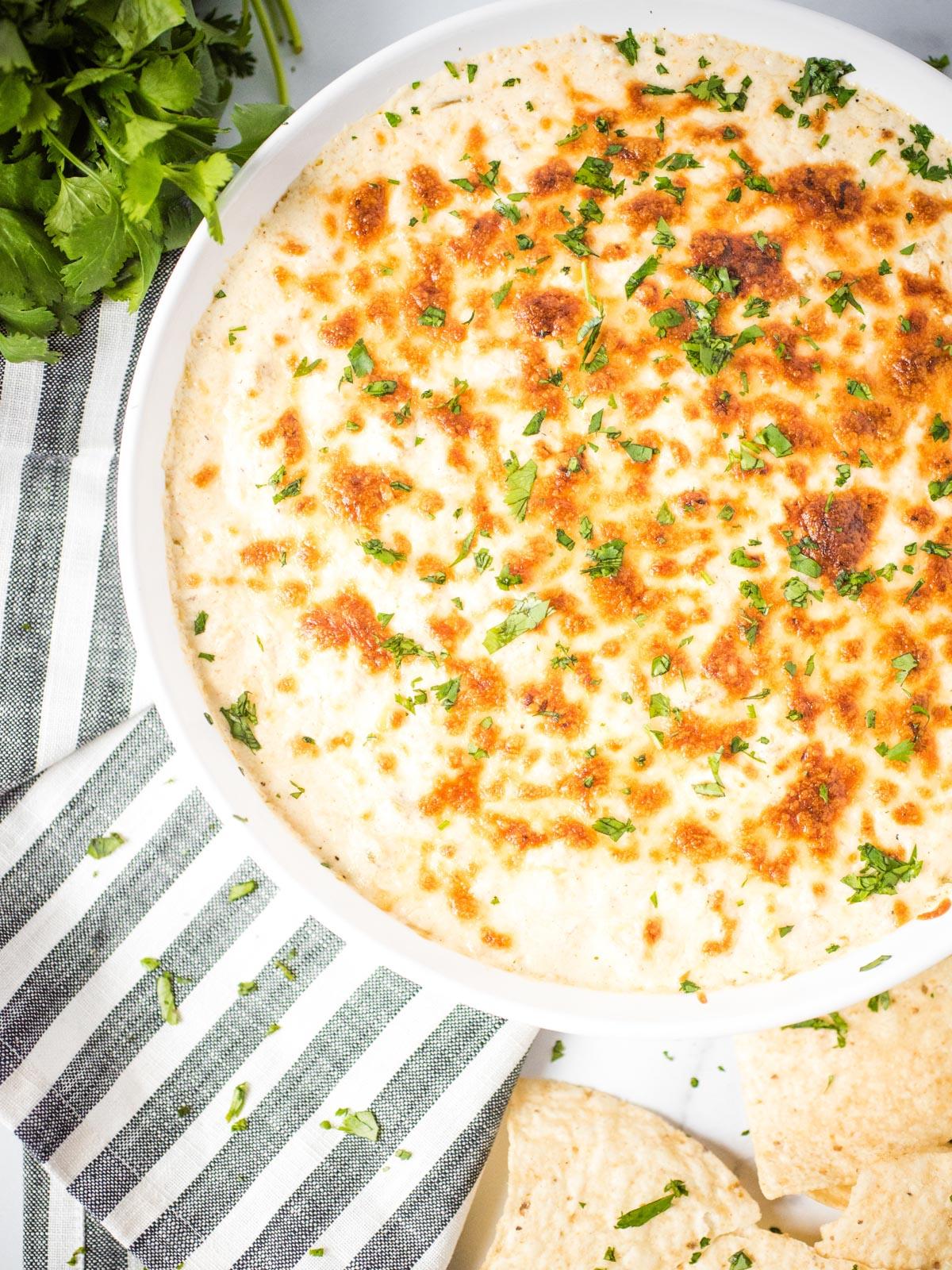 Salsa di Formaggio al Peperoncino Verde con Formaggio Cremoso 6 Salsa in una pirofila bianca circondata da patatine