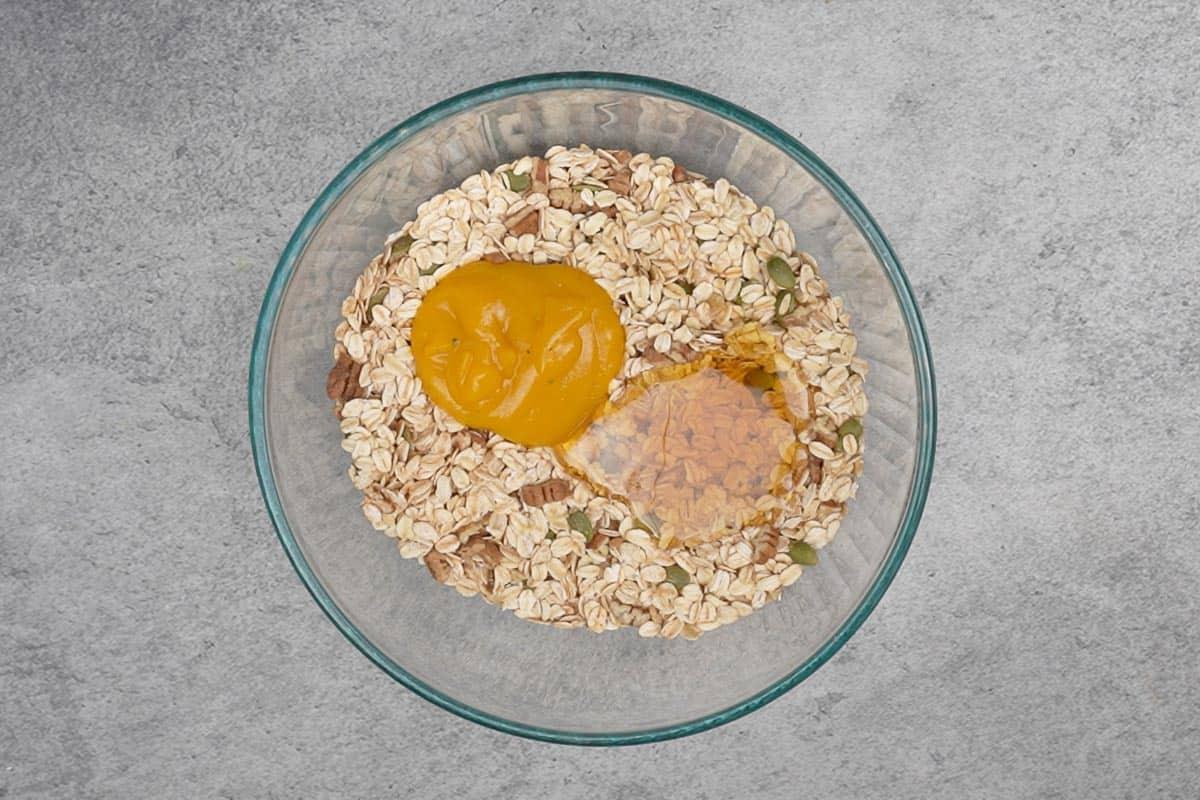 Granola Speziata alla Zucca 6 Ingredienti liquidi aggiunti alla ciotola.