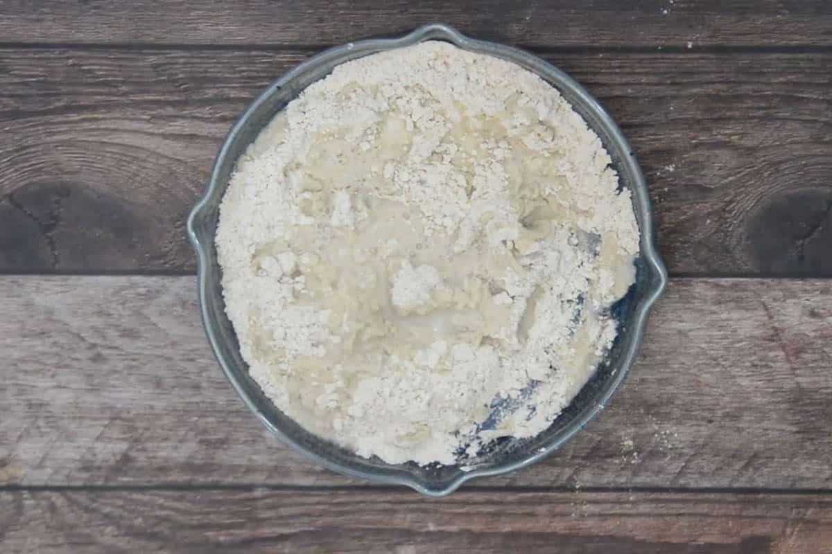 La migliore salsa per hamburger 6 salsa per hamburger in due barattoli di vetro su un tagliere. È circondata da un canovaccio e utensili da portata
