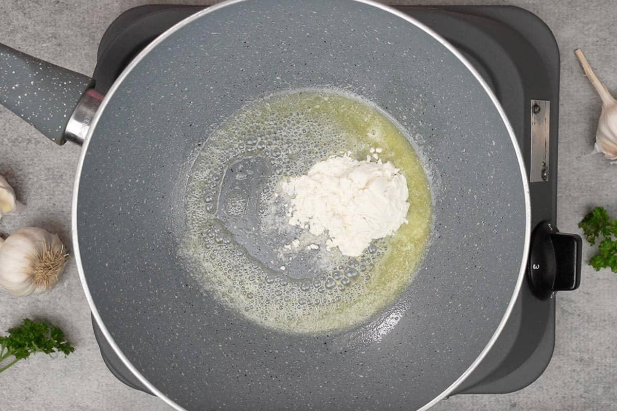 Salsa al Limone, Aglio e Burro 7 Farina aggiunta alla padella.