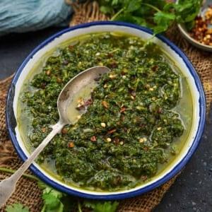 La Salsa Chimichurri al Coriandolo (Coriander Chimichurri) è una rivisitazione della classica salsa chimichurri argentina. Questa salsa saporita e vivace si prepara in soli 5 minuti e può essere utilizzata in molti modi.