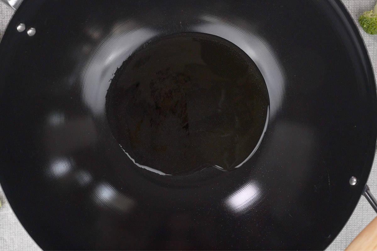 Olio di sesamo che si scalda in una padella.