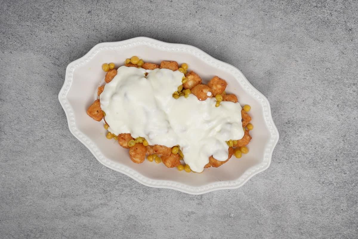 Tater tots guarniti con yogurt.