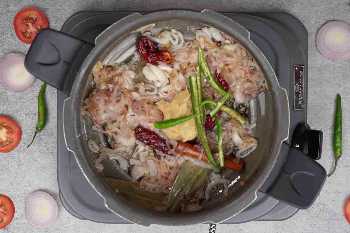 Curry di Pollo Disossato (Stile Indiano Settentrionale) 8 Zenzero, aglio e peperoncini verdi aggiunti alle cipolle.