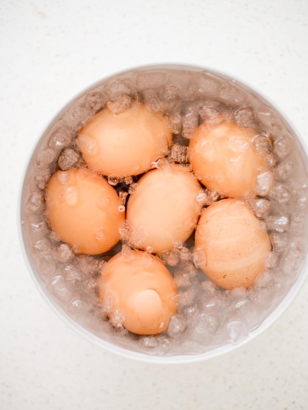 Instant Pot: Uova Sode Perfette 7 hard boiled eggs in an ice bath