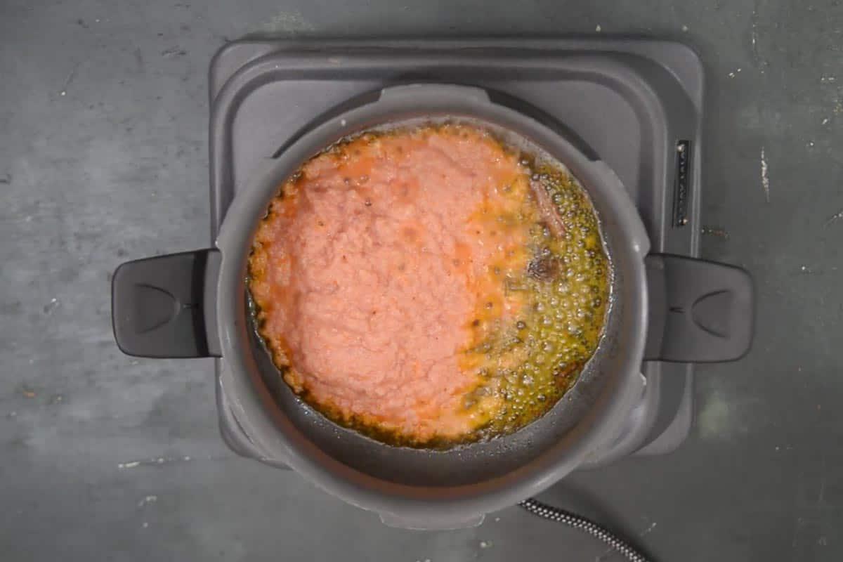 Curry di Ceci Neri 7 Spezie intere e pasta di cipolla e pomodoro aggiunte nella pentola a pressione.