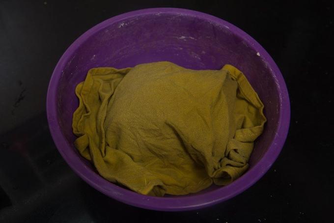 Impasto coperto con un panno umido.