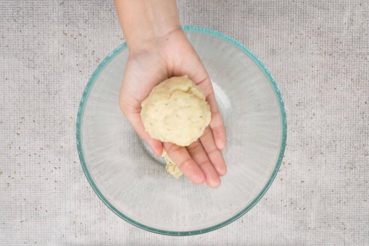 **Biscottini Salati Fritti** 7 Impasto diviso in 2 parti.