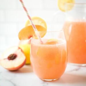 Come fare la Limonata alla Pesca Fatta in Casa 7 Un bicchiere di limonata alla pesca con una cannuccia