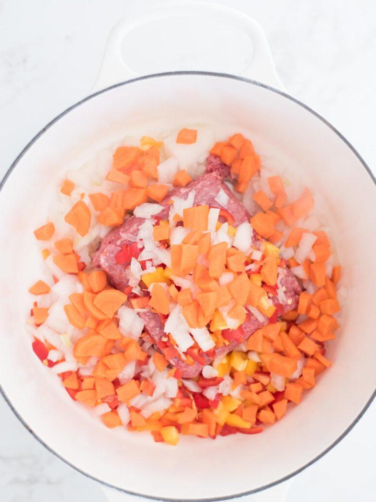 Chili di Carne Macinata e Zucca 7 carote aggiunte alla casseruola in ghisa smaltata