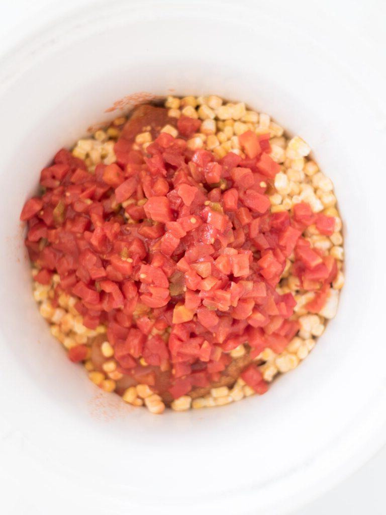 Pollo Messicano a Cottura Lenta 7 Salsa rossa versata sugli ingredienti nella slow cooker.