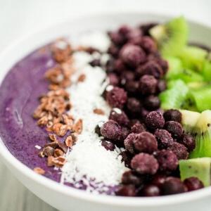 Smoothie Bowl Mirtillo e Banana 7 Smoothie bowl ai mirtilli e banane in una ciotola bianca con guarnizioni