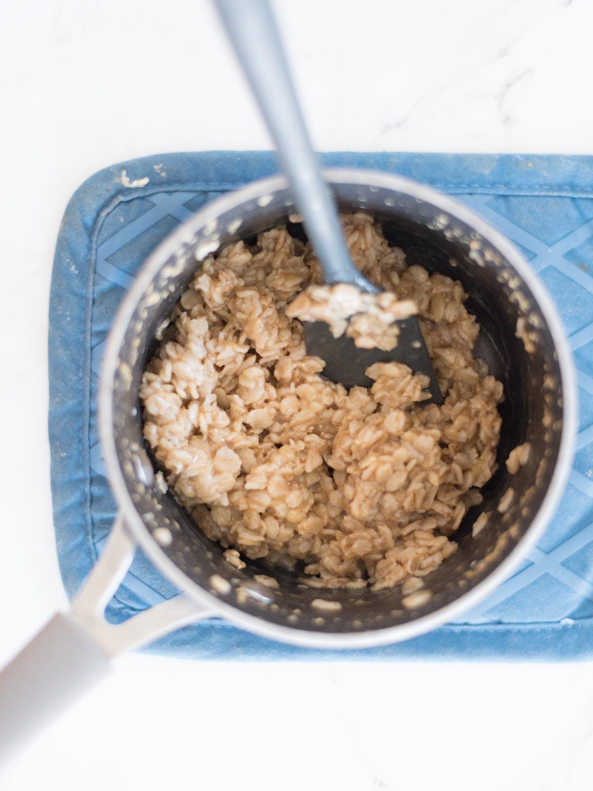Ricetta di Porridge al Banana Bread 7 banana oatmeal in a saucepan
