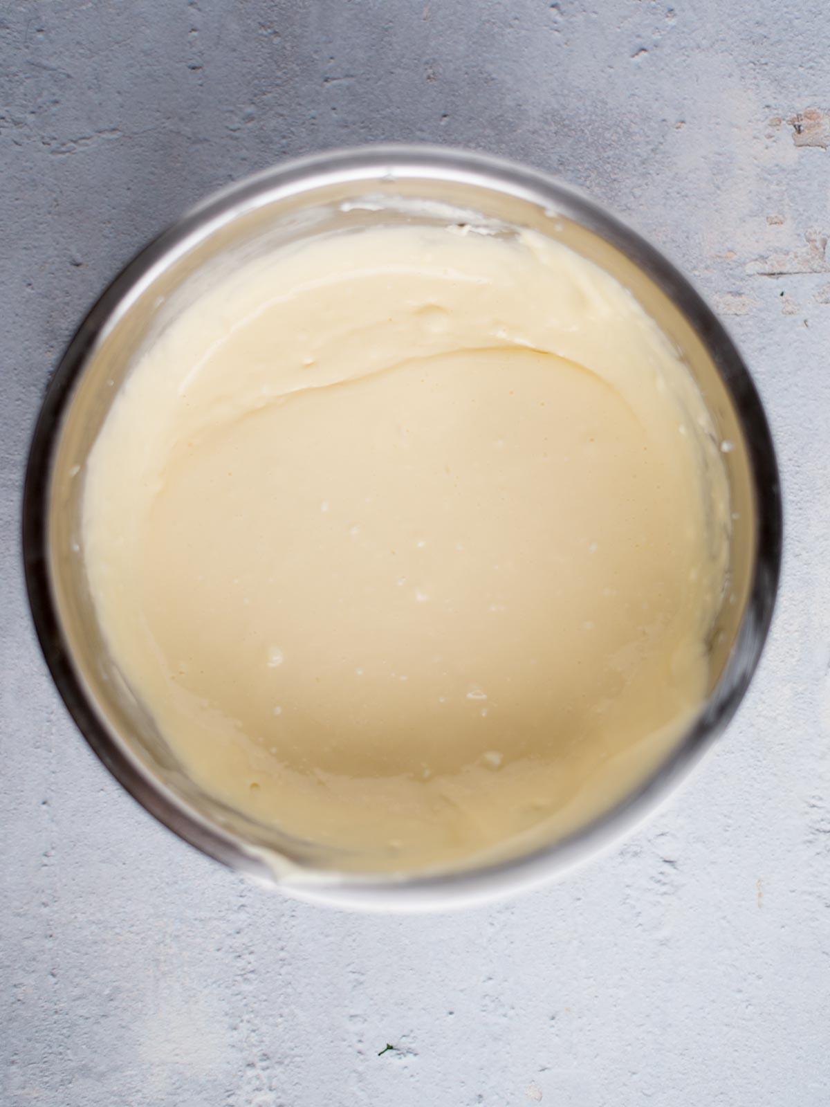 Come preparare i Quadrotti di Cheesecake alla Zucca 7 Ripieno di cheesecake mescolato in una ciotola