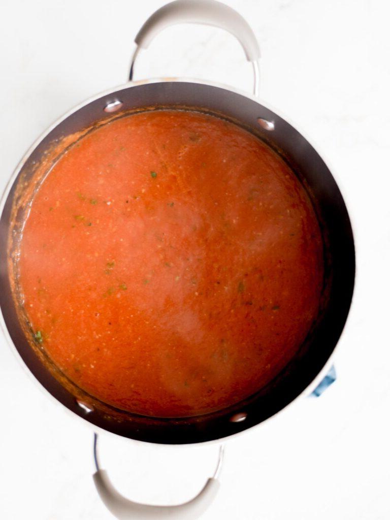 Zuppa Cremosa di Pomodori Arrostiti e Basilico 7 Zuppa cremosa di pomodoro e basilico arrosto dopo aver usato il frullatore a immersione, ancora nella pentola