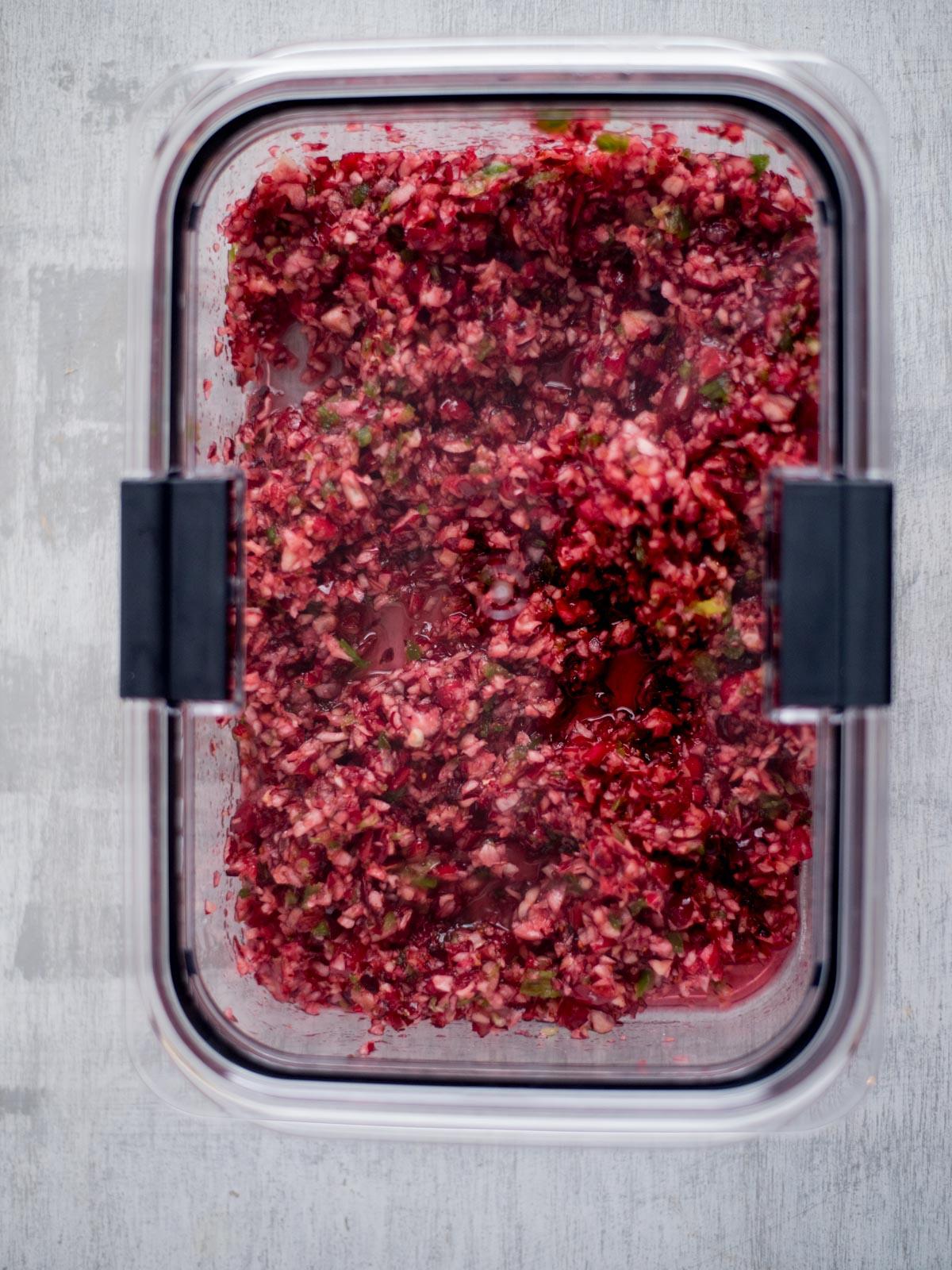 Salsa ai Mirtilli Rossi e Jalapeño 7 Cranberry jalapeno salsa in an airtight container.