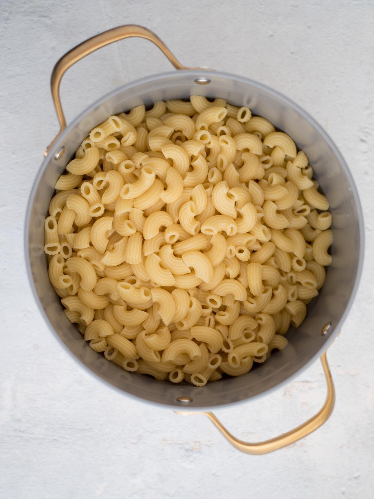 **I Migliori Maccheroni al Forno Super Formaggiosi** 7 Pasta cotta al dente in una pentola, pronta per la salsa.