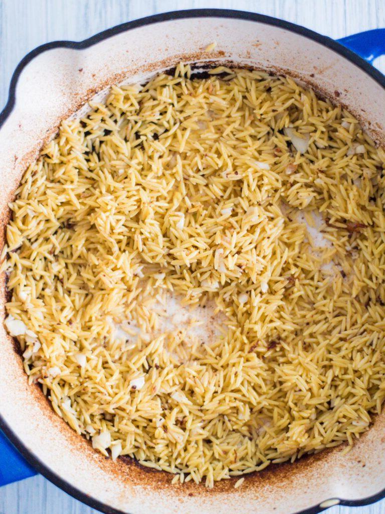 Orzo che si tosta in padella