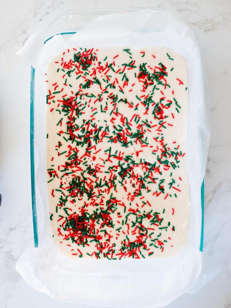 Ricetta Fudge alla Vaniglia – Liscio, Cremoso, Fatto in Casa 7 Fudge alla vaniglia fatto in casa con codette in una teglia di vetro 9x13