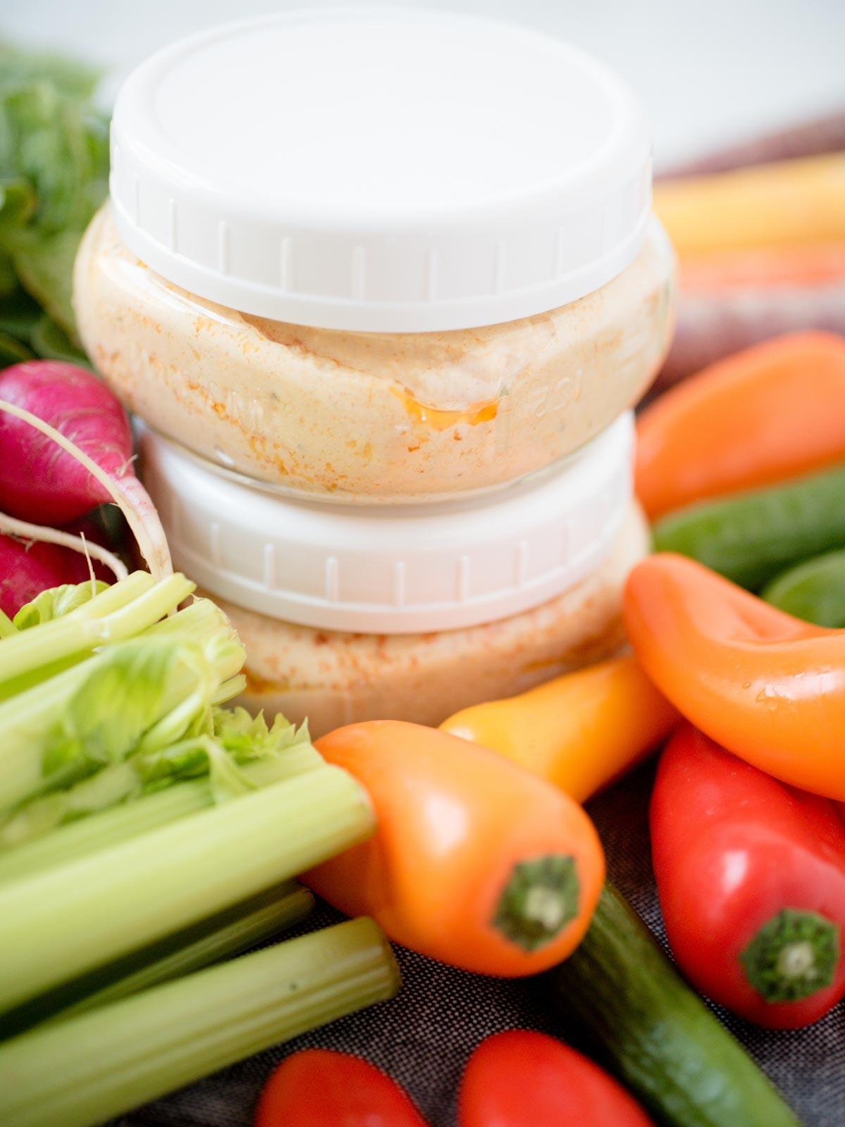 Facile Hummus Fatto in Casa 7 Hummus fatto in casa impilato in barattoli