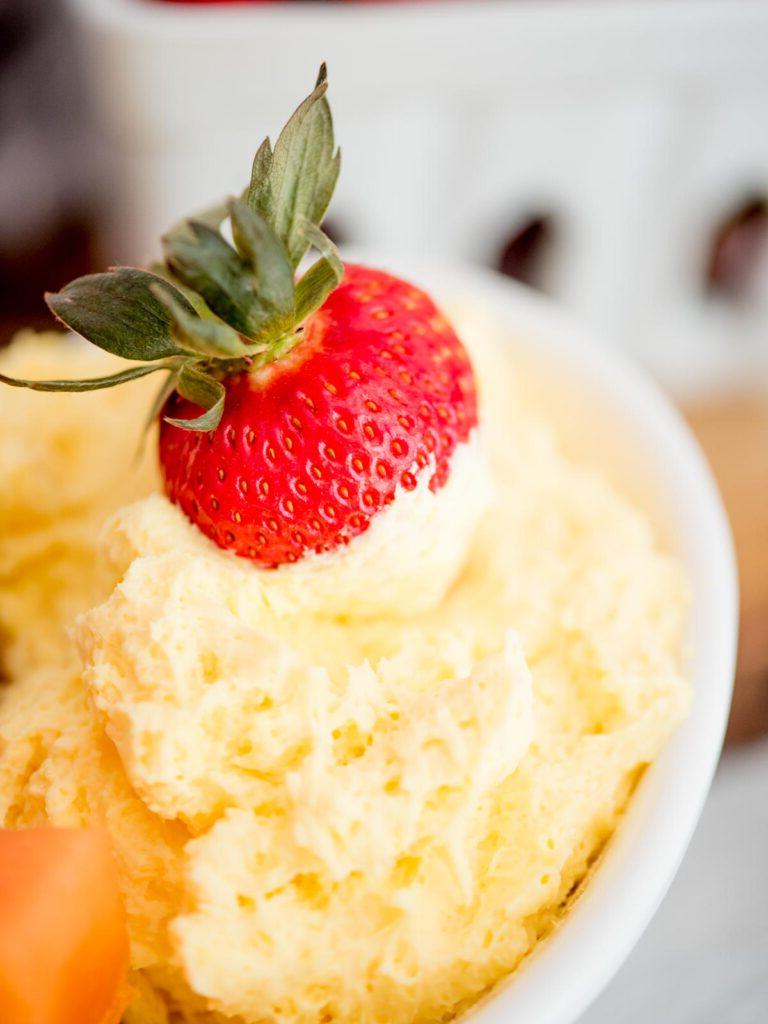 Crema allo Yogurt e Formaggio Spalmabile per Frutta 7 Fragola intinta nella crema dip allo yogurt per frutta