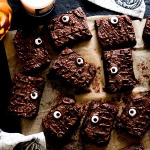 Brownies di Halloween 7 Brownies di Halloween con una candela, un panno e una zucca