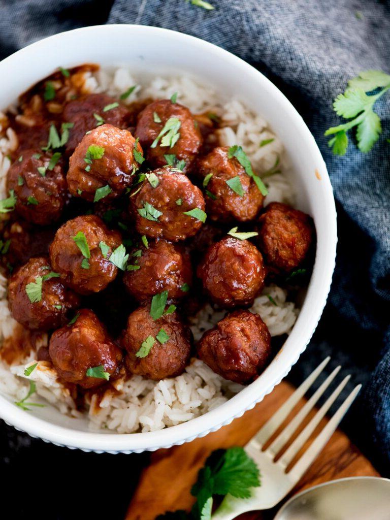 Polpette a Cottura Lenta con Gelatina d'Uva e Salsa Chili 7 Polpette agrodolci e piccanti al slow cooker su riso guarnite con prezzemolo