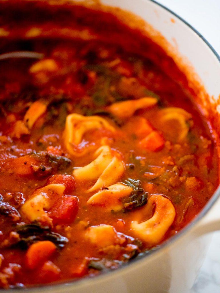 Tortellini al Pomodoro alla Fiorentina 7 Zuppa di spinaci e tortellini in una pentola olandese.