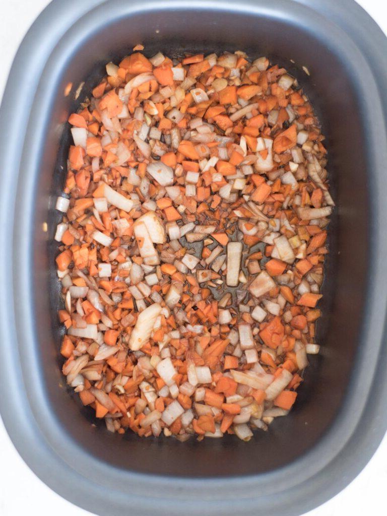 Ragù di Manzo a Lunga Cottura 7 cipolle, carote e aglio uniti al vino rosso