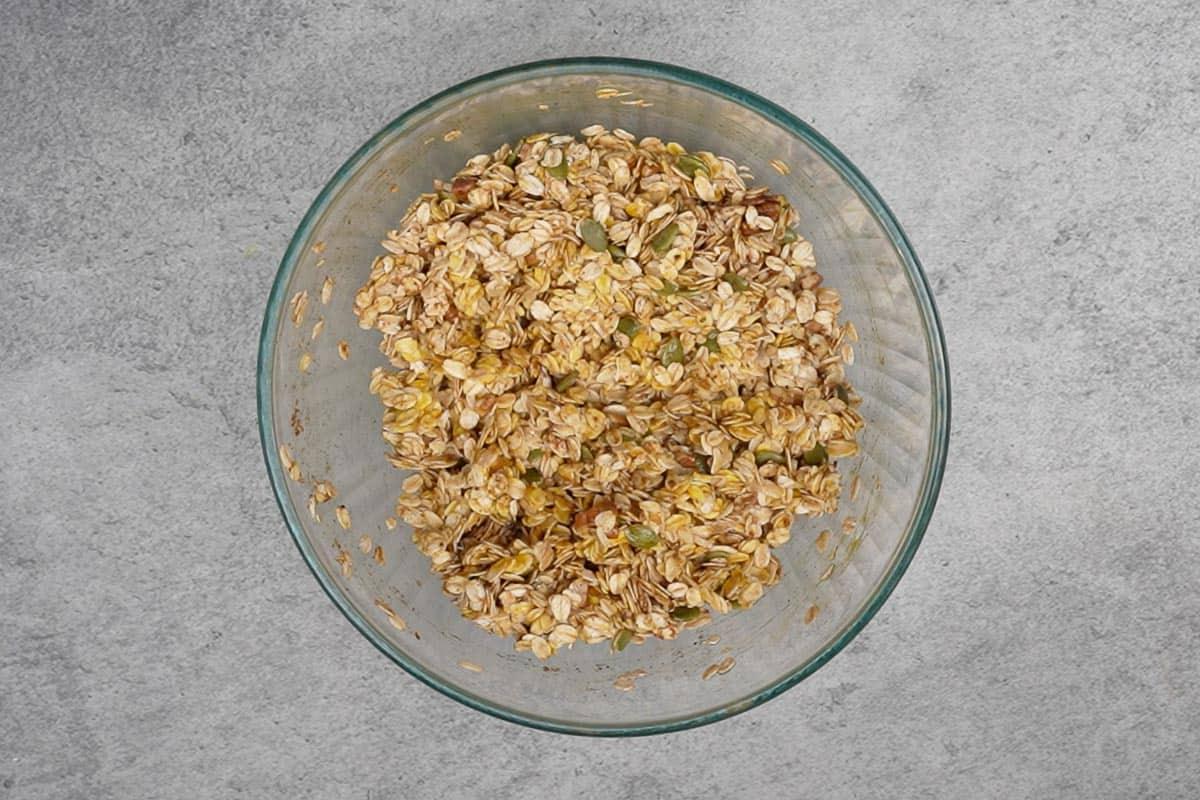 Granola Speziata alla Zucca 7 Ingredienti mescolati insieme.