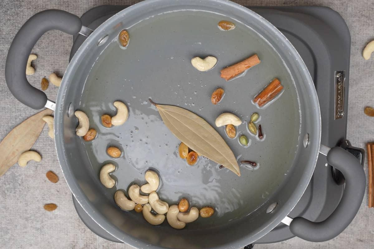 Spezie intere aggiunte alla padella.