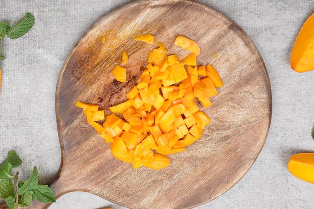 Aamras 7 Polpa di mango tagliata in piccoli pezzi per la preparazione dell'Aamras.