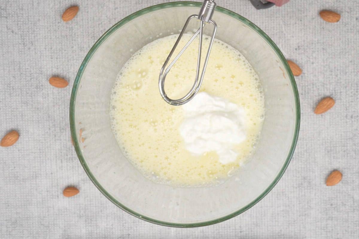 Basbousa (Torta Medio-Orientale di Semolino e Cocco) 8 Yogurt aggiunto alla ciotola.