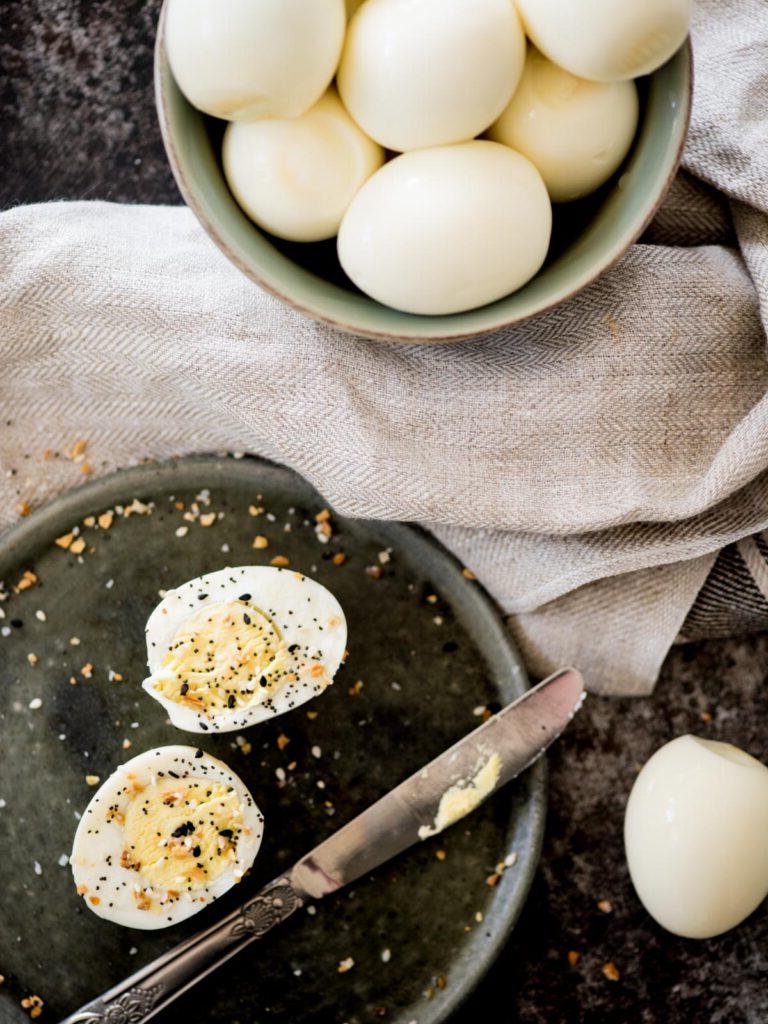 Instant Pot: Uova Sode Perfette 8 instant pot hard boiled eggs in a bowl with a sliced egg seasoned with everything seasoning