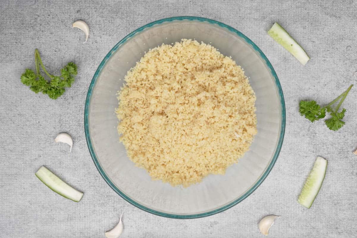 **Insalata di Tabbouleh Tradizionale** 8 Bulgur cotto trasferito in una ciotola per mescolare.