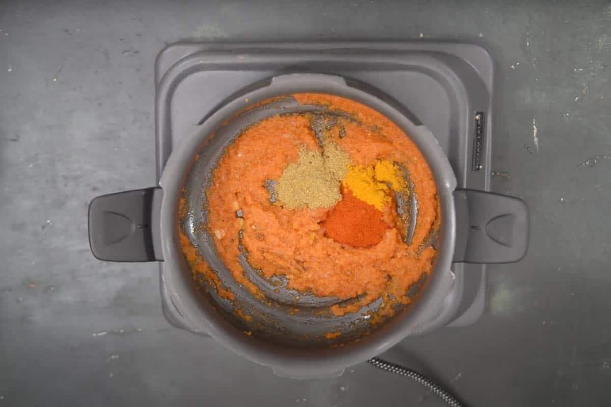 Curry di Ceci Neri 8 Polveri di spezie aggiunte nella pentola.