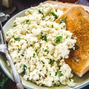 Albumi strapazzati 8 Le Uova Bianche Strapazzate sono un'opzione per la colazione sana, soffice e deliziosa. Servile con del pane tostato, frutta e latte a parte. Ecco come preparare le migliori uova bianche strapazzate a casa!