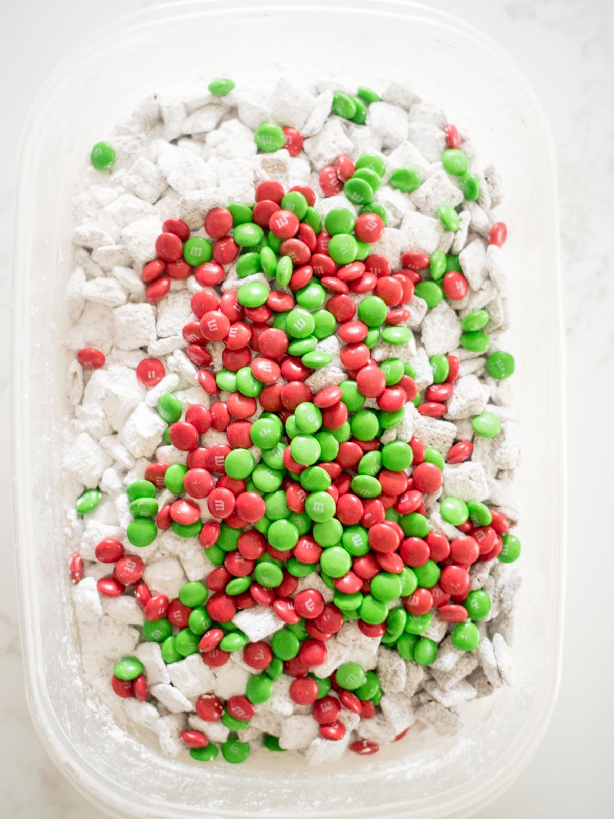 M&M's verdi e rossi aggiunti ai bocconcini croccanti