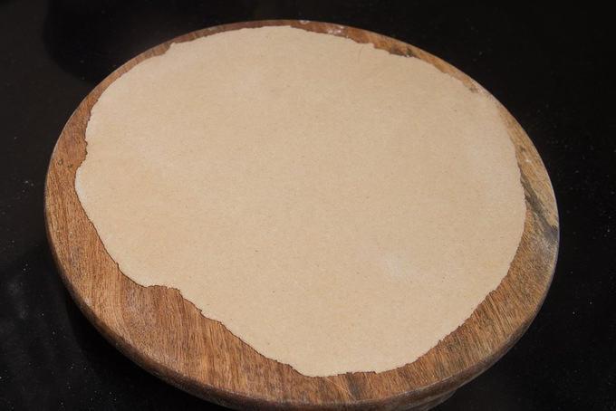 Impasto steso in un cerchio sottile.