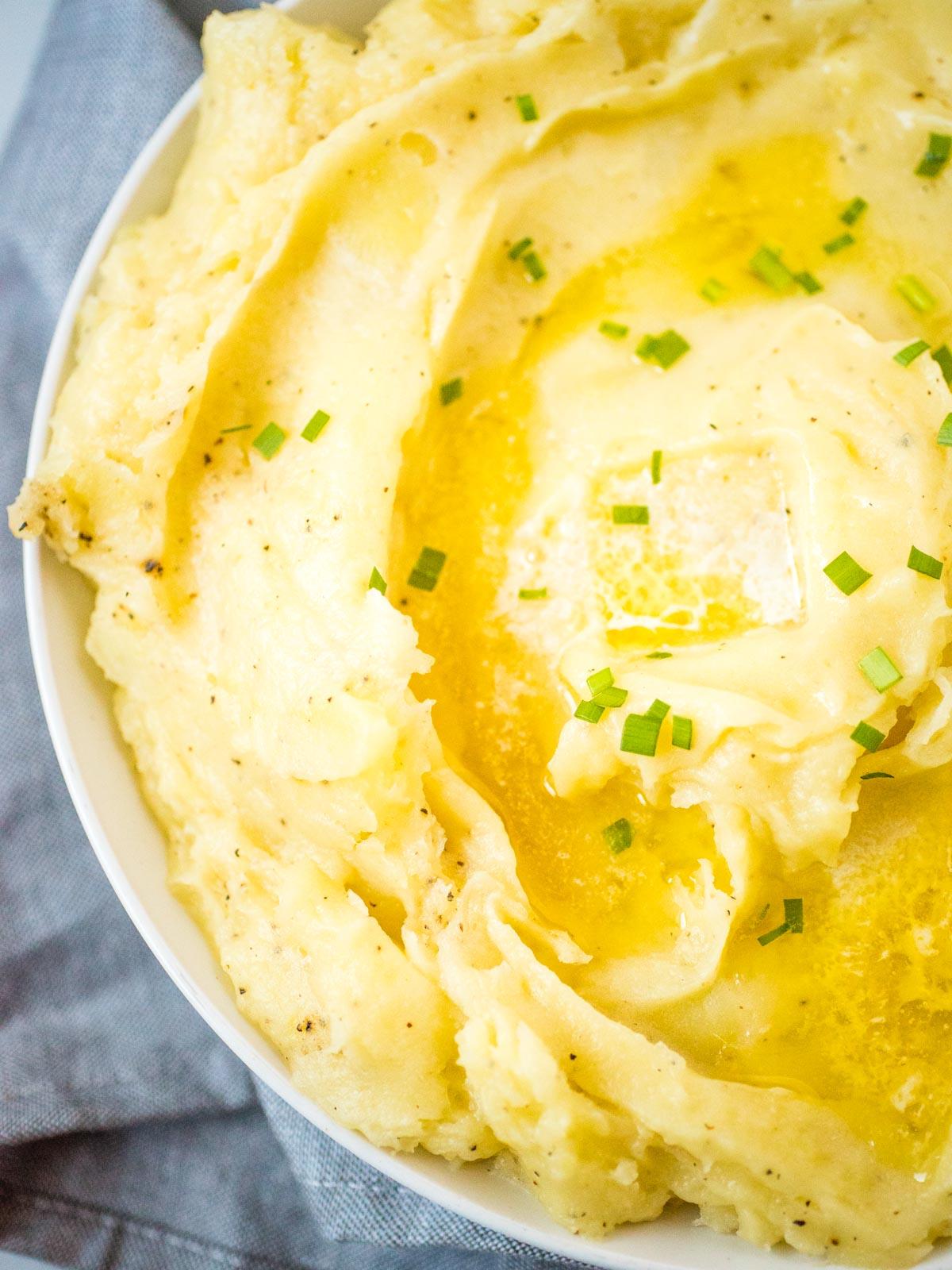 Purè di Patate nella Instant Pot alla Perfezione 8 purè di patate con burro fuso in un piatto bianco