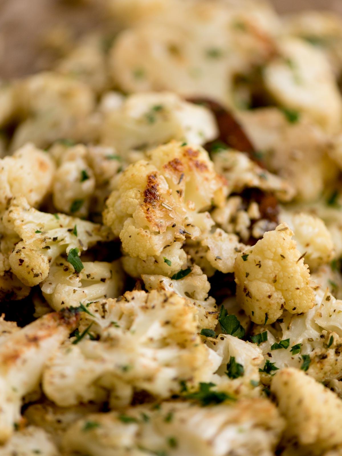 Una porzione di cavolfiore arrosto viene servita da una teglia da forno