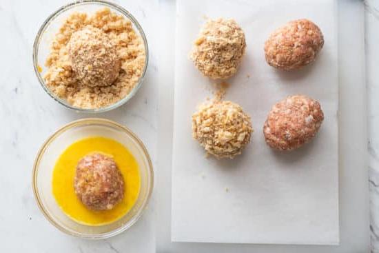 Avvolgere Uova nella Salsiccia per Scotch Eggs