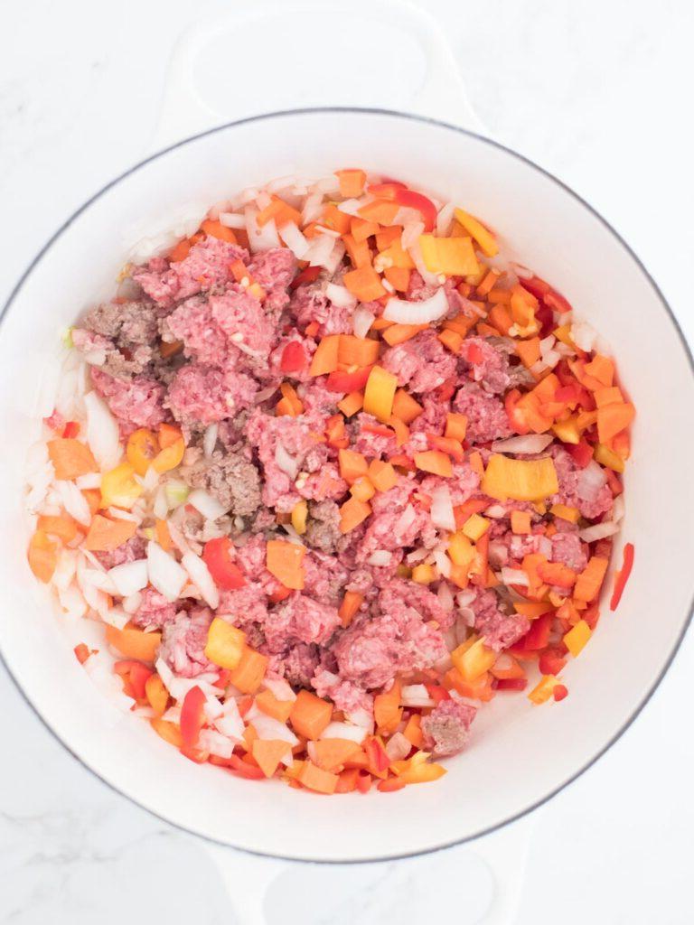 Chili di Carne Macinata e Zucca 8 misto di carne e verdure mescolati nella casseruola olandese
