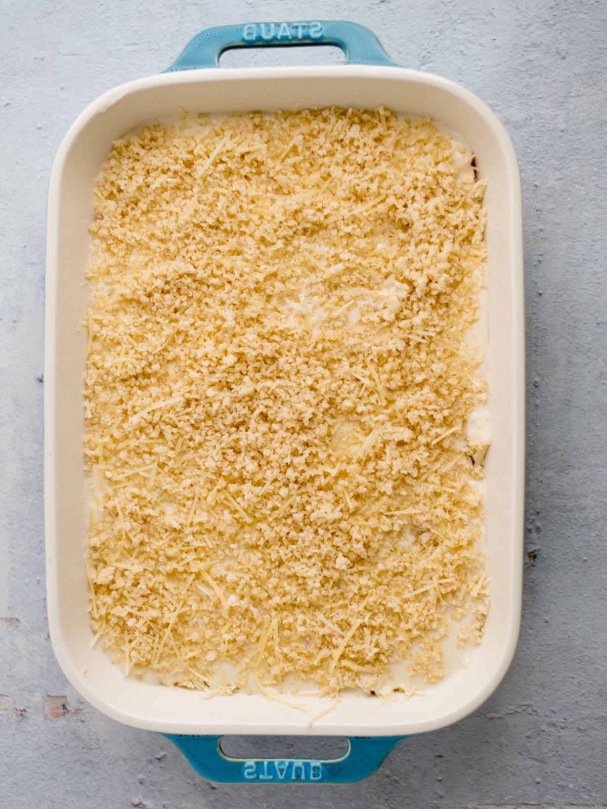Teglia di pollo cordon bleu non cotta ma già assemblata in una teglia da forno.