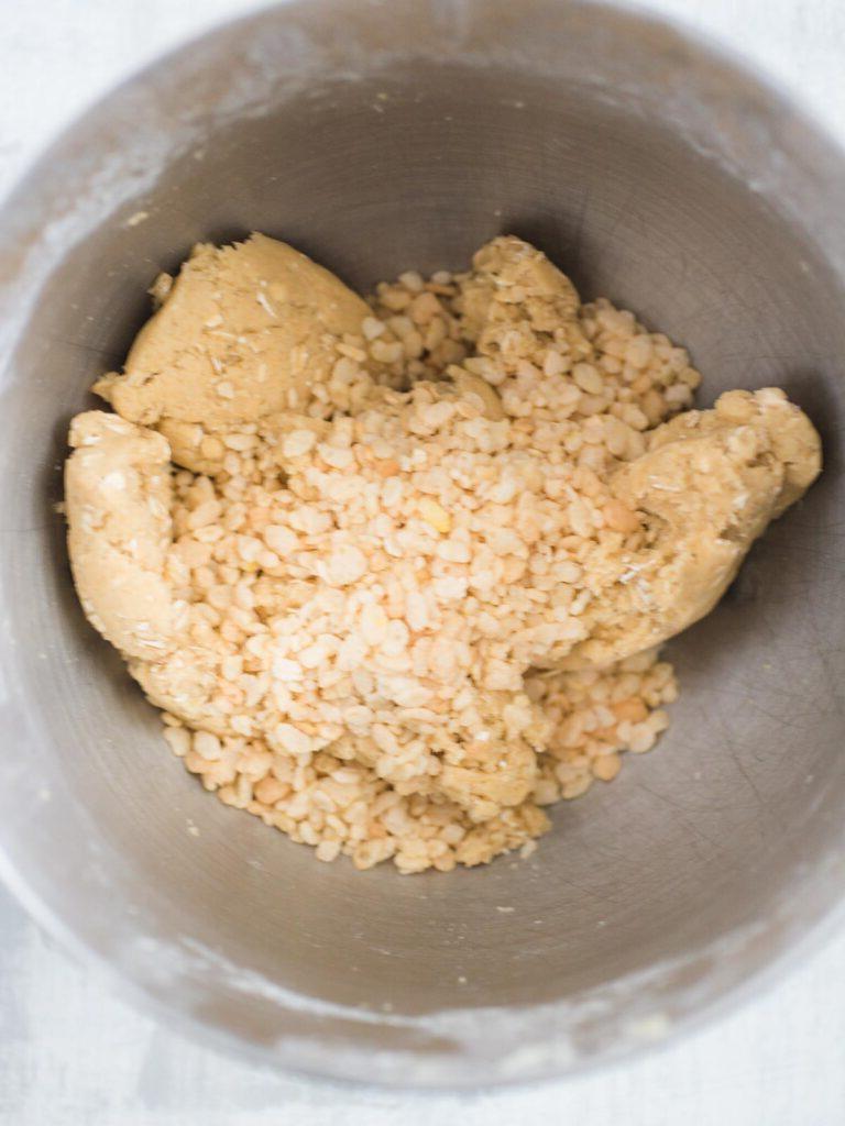 Ricetta Biscotti Avena e Rice Krispies 8 Dettaglio della consistenza dell'impasto
