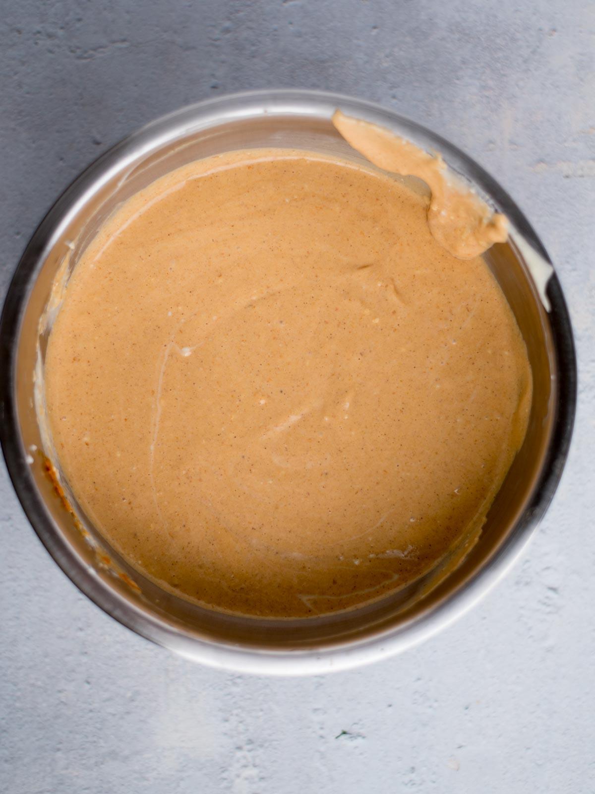 Come preparare i Quadrotti di Cheesecake alla Zucca 8 Ripieno di cheesecake alla zucca mescolato in una ciotola
