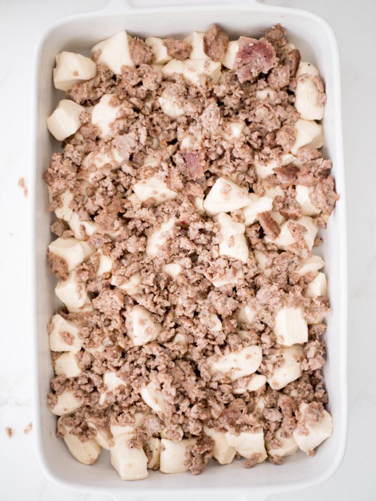 Pasticcio di Colazione con Focaccine 8 Biscotti e salsiccia per colazione disposti in teglia